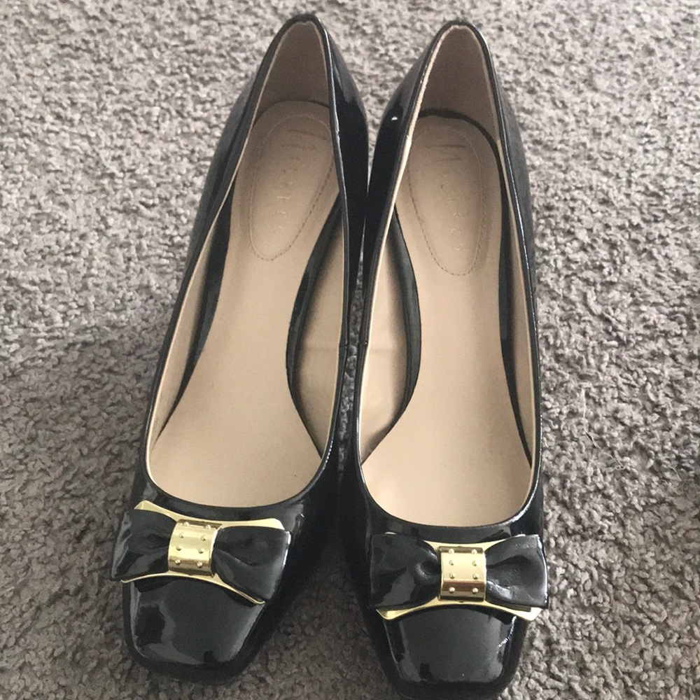 Varieties of dress shoes/sandals - Picture 10 of 16